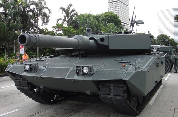 Leopard 2SG là biến thể cải tiến từ dòng Leopard 2A4 trang bị module giáp tổng hợp AMAP (dùng vật liệu gốm na nô và hợp kim thép – titan). Loại giáp này cho phép bảo vệ xe trước mọi mối nguy hiểm từ hỏa lực chống tăng, thiết bị nổ tự tạo.